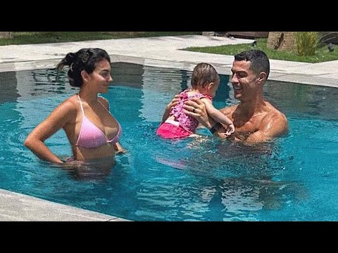 Cristiano Ronaldo con Bella Esmeralda y Georgina en la piscina 2023 – Emiratos Arabes