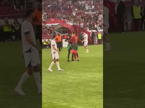Cristiano Ronaldo hits the «Siuuuu!» with a fan 🔥